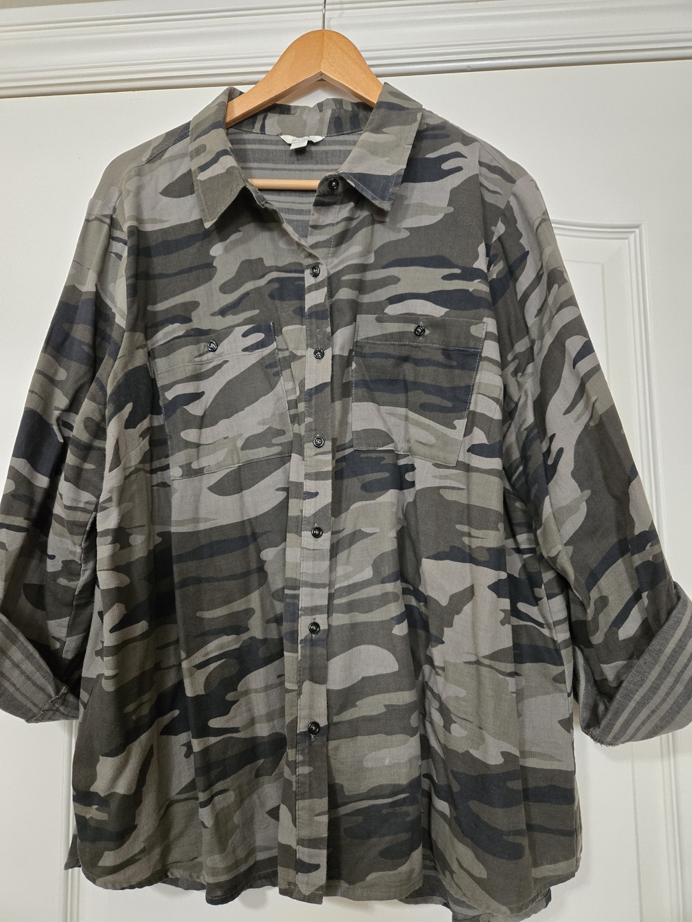 Casual Women's Gray Camo Button-Down Shirt 100% Cotton